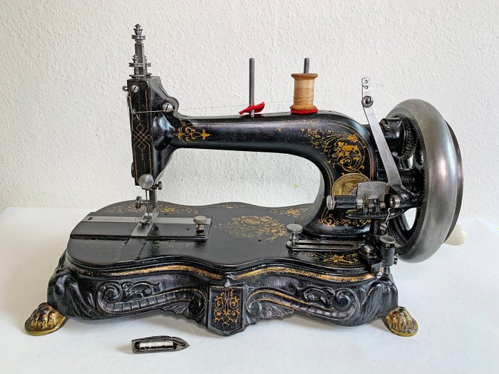 Seidel & Naumann Dresden - Máquina de costura modelo Saxonia Regina - cerca de 1890 - Ferro fundido