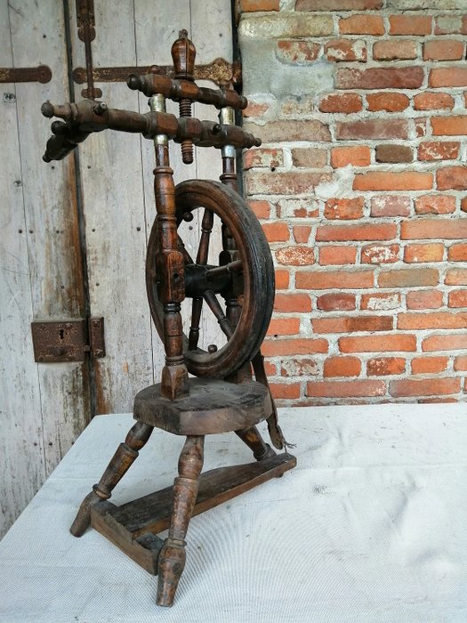 Roda de giro antiga para fiação de lã - 1800 - Madeira