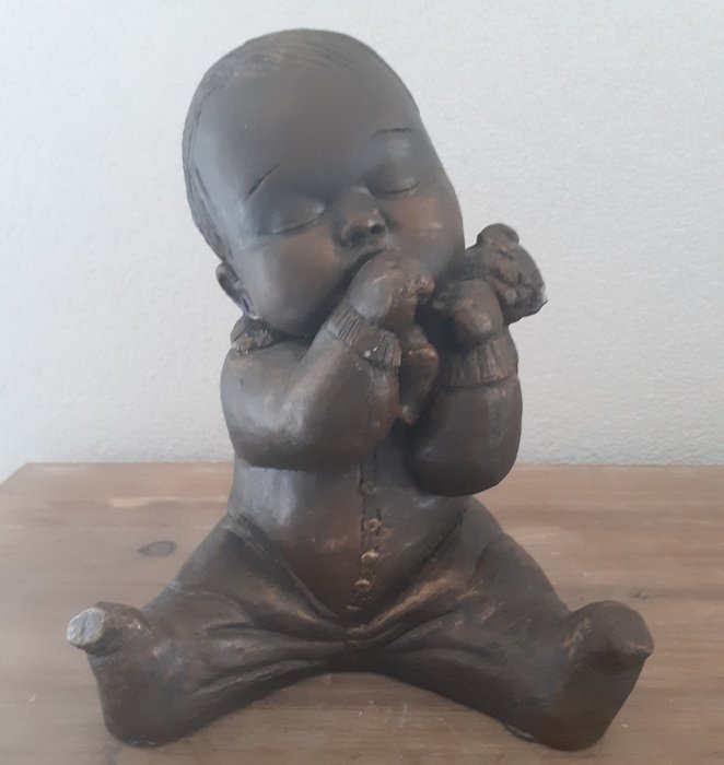 Rob Beckers  - Steinstatue eines sitzenden Babys mit einem Bären - Stein (Mineralstein)