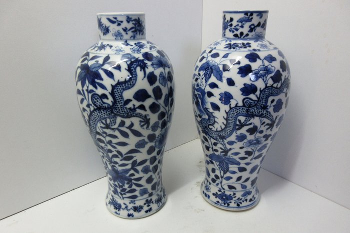 Oznaczono 2 chińskie wazony z motywem kwiatu i smoka. - Blue and white - Porcelana - Chiny - XIX wiek
