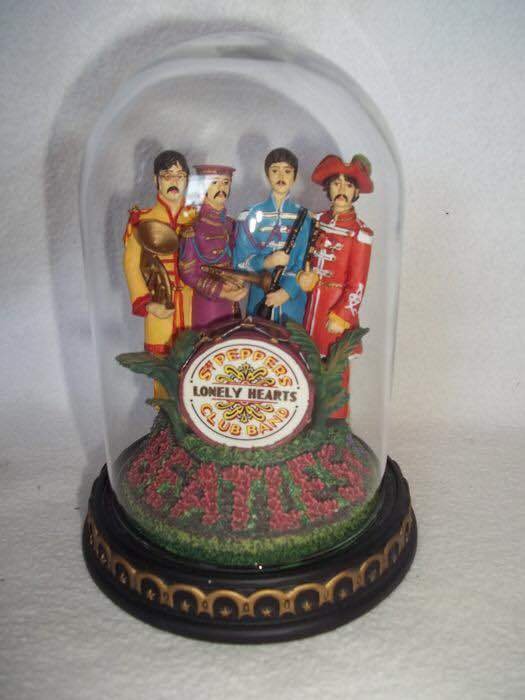 Franklin Mint - The Beatles - "Groupe du club des coeurs solitaires du Sgt Pepper" Sculpture avec dôme en verre - Très bon état, comme neuf