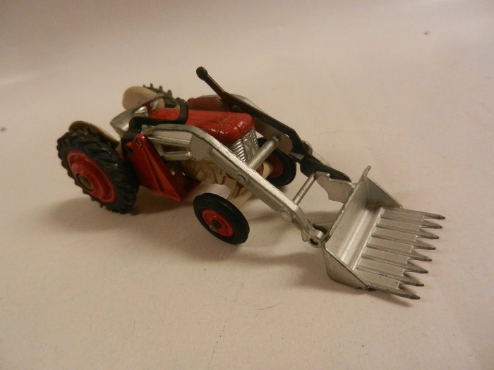 Corgi Toys - 1:43 - Massey Ferguson 65 tractor with fork 1963-1967