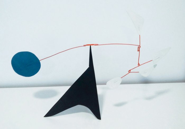 Sculptură, mobil inspirat din opera lui Alexander Calder (1)