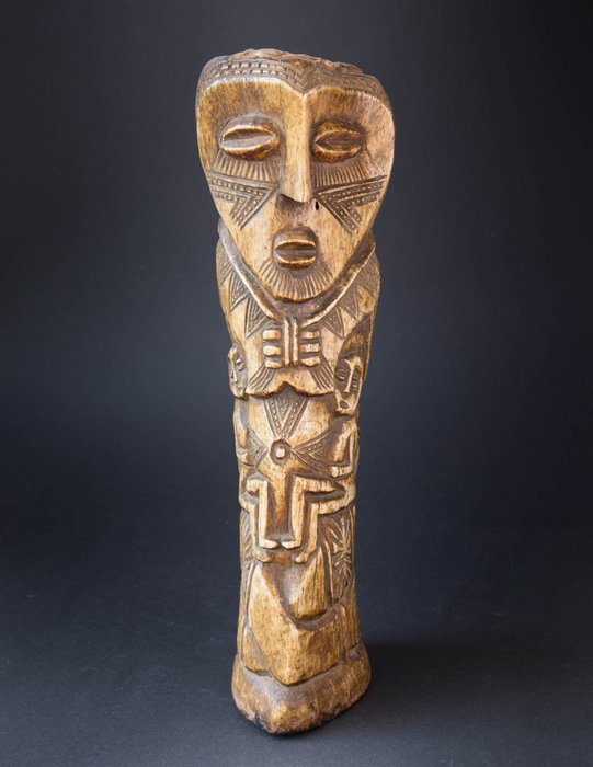 Bwami udskåret ben figur - Knogle, Cowrie skaller - Lega - Congo 