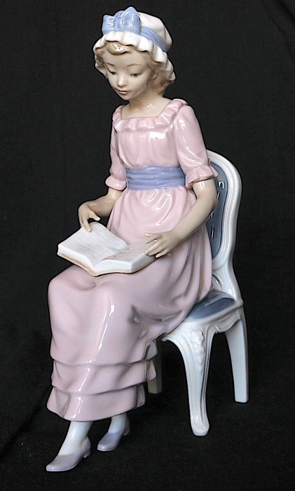 Lladró - 小人像, 一个年轻的女孩坐在椅子上 - 瓷