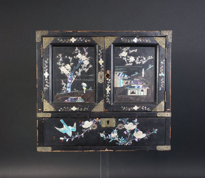 Cabinet antique chinois incrusté de nacre laquée noire (1) - Bois, Laque, Nacre - Japon - Début du XXe siècle