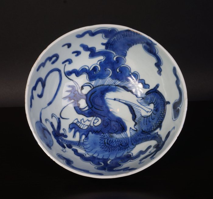 blå hvit skål med drage over kanten fra yongzheng-perioden (1) - Blå og hvit - Porselen - Kina - 1700-tallet