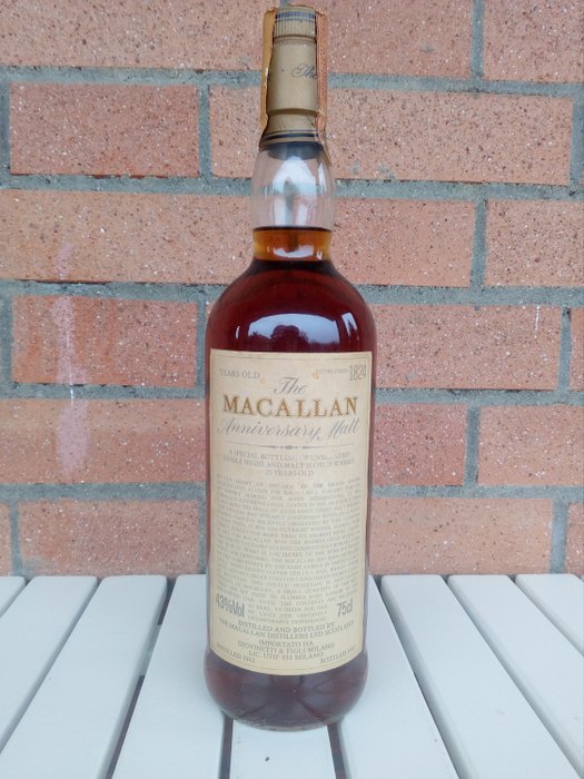 Macallan 1962 25 years old The Macallan Anniversary Malt  - Original bottling - b. década de 1980 - 75cl