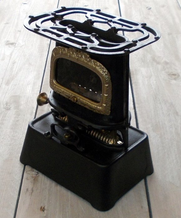 Antique Cast iron paraffin stove - Art Deco - Iron (cast/wrought)