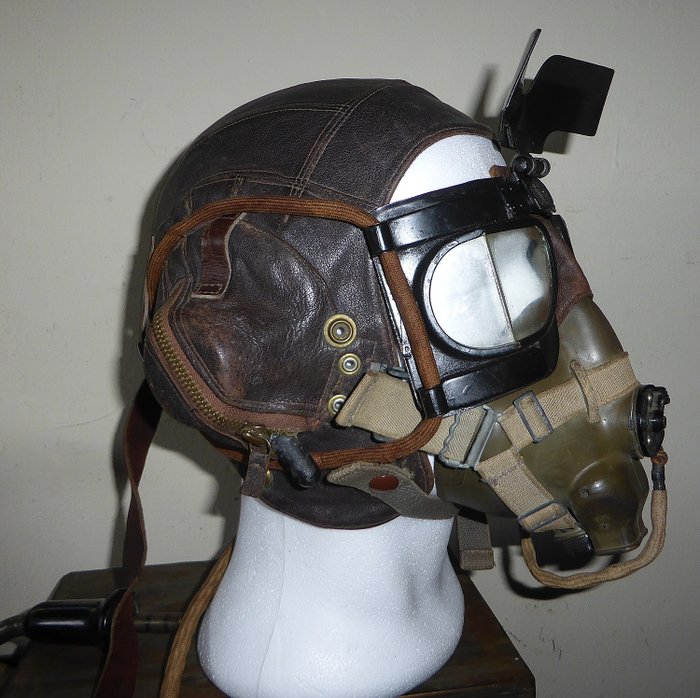 Storbritannien - Royal-Air Force, WW2: RAF MK IVB pilotbriller, Type B pilothjelm, Oxygenmaske H1. - Wingsuit, WW2 RAF. 1x en dragerhjelm, 1x iltmaske og 1x briller, sjældent sæt, meget god stand - 1944