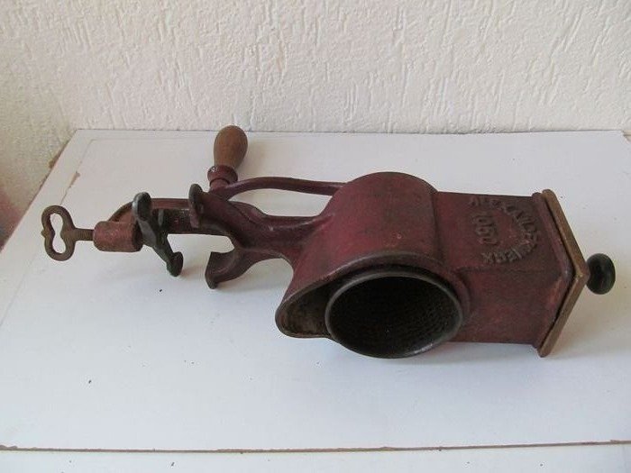 Alexanderwerk 1050 antique cast iron meat grinder - Cast iron