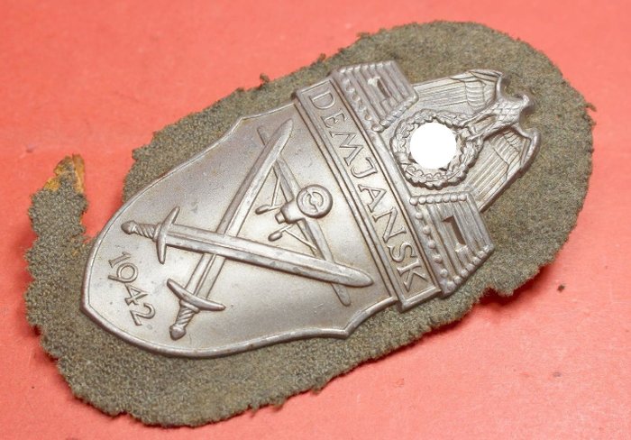 Alemania - Infantería / Cauldron Demyansk combatientes / ejército / Wehrmacht / artillería - Escudo de Demjansk 1942 en el escudo de la manga del brazo del ejército - 1942