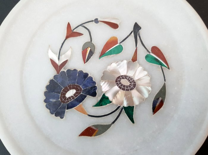 Decorative plate inlaid with semi-precious stones - Lapis Lazuli, Marble, Mother of pearl - India - Second half 20th century