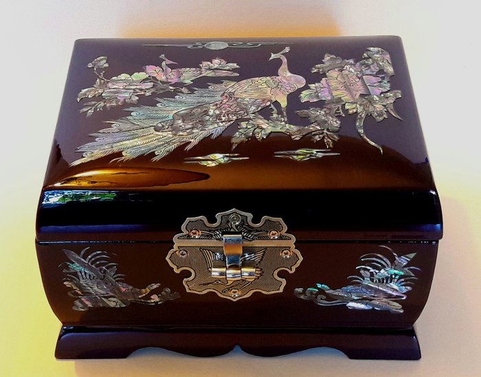 Caixa de jóias / caixa de música chinesa generosa. Laca e representação em madrepérola com pavões. - madeira, verniz, madrepérola (Abalone)