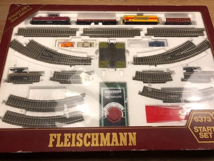 Fleischmann H0 - 6373 - Trenino elettrico - Con locomotiva diesel BR 212, 3 carri merci, rotaie professionali e trasformatore MSF - DB