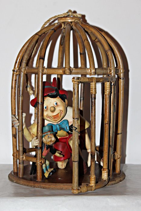 Kricket Pinocchio und Pepito im Bambuskäfig. 70er Jahre (3) - Bambus- und Harzfiguren