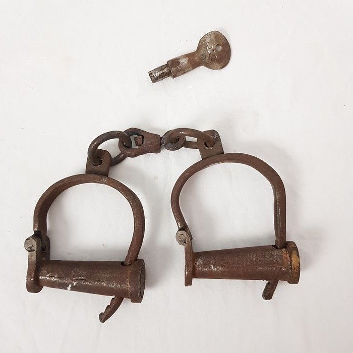 Vieilles menottes avec clé période WW 1 / WW2 - Fer (fonte/fer forgé) - Seconde moitié du XXe siècle