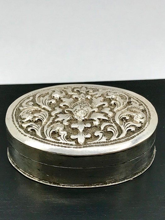 Caixa de Betel em prata cambojana artesanal antiga. - .900 prata