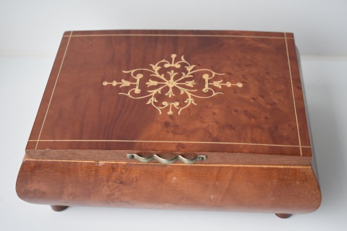 Very old music / jewelry box with ballerina (1) - Wood- Walnut, intarsia, metal, plastic, fabric, velvet