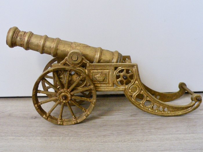 美麗的古董大砲 - 黃銅