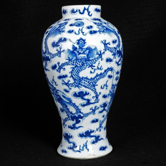 Balustrader-vase, Vase - Blå og hvit - Porselen - Dragon - Chinese Blue and White Baluster Vase with Dragons Xuande Mark Late 19th Century - Kina - Sent på 1800-tallet