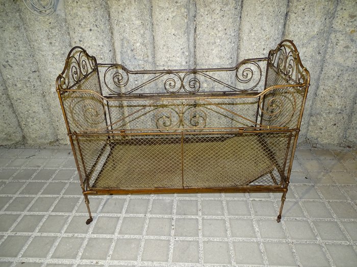 一張古董床，約1900年 - 金屬