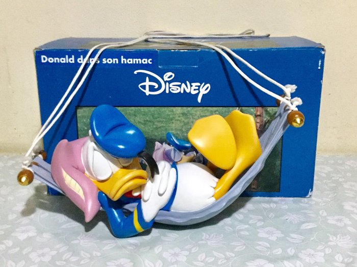 Disney - Statue - Donald Duck dans son Hamac
