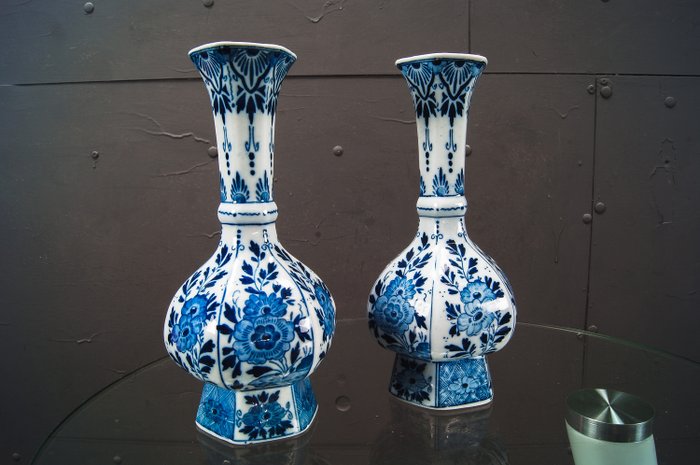 Delfts Blauw - Blue & white hand-painted vase (2) - Porcelain