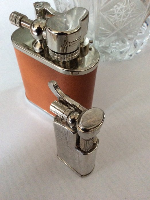 Maruman—-  Mastro de Paja  - 1 pocket lighter. 1 table (pipe) - Complete collection of 2