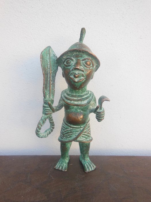 Estátua(s) (1) - Bronze africano -  Roi Ebo ou Guerrier IFE du royaume de Benin - No estilo de DAHOMEY - Nigéria 
