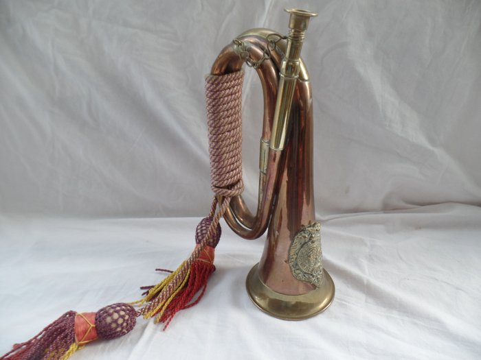 Hermosa trompeta / trompeta de señal de latón antiguo del ejército inglés. - Cobre