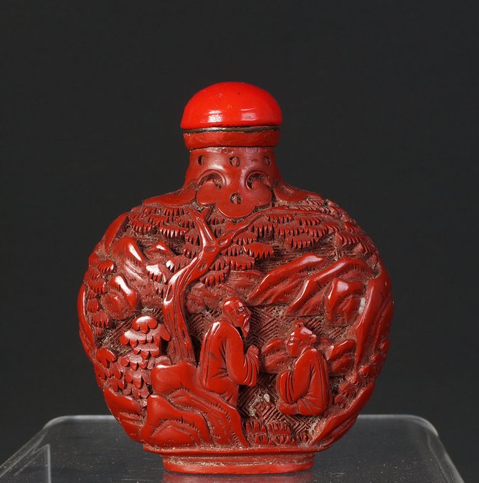 röd lack snusflaska (snusflaska) med karaktärsdekor (1) - Karvad fernissa - Kina - 1800-talet