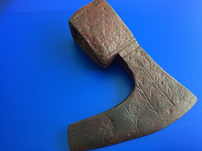 Medieval Viking - machado de batalha com gravura -135x130mm. - ferro - século 9-11
