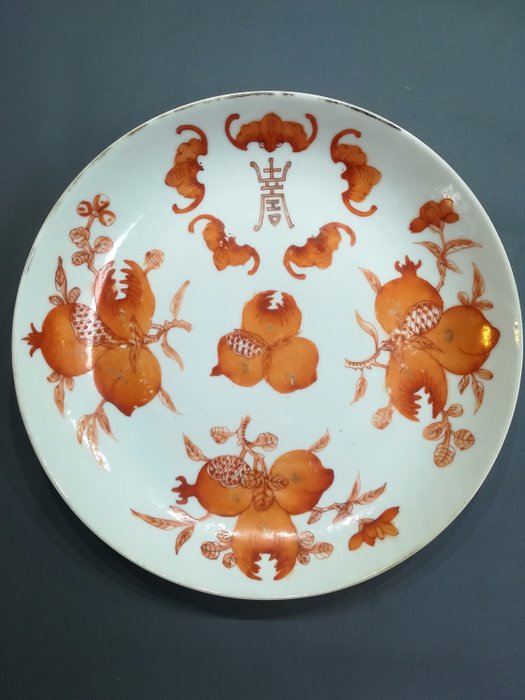 Piatto (1) - Porcellana - Pesche, pipistrello - Chinese porcelain-guangxu - Cina - XIX secolo