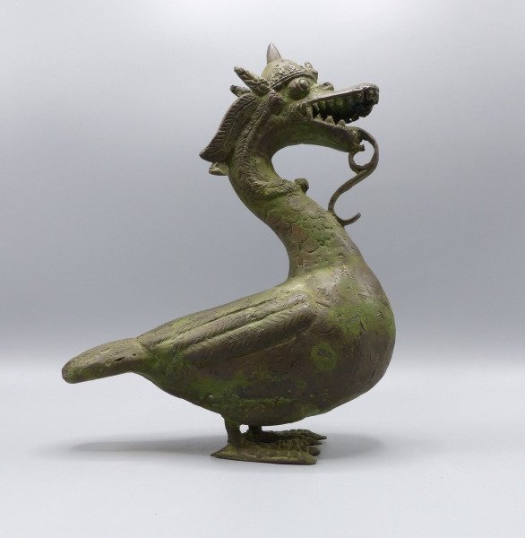 Sculpture (1) - Bronze - duck with a dragon head - voor geluk, trouw en kracht - China - Late 20th century