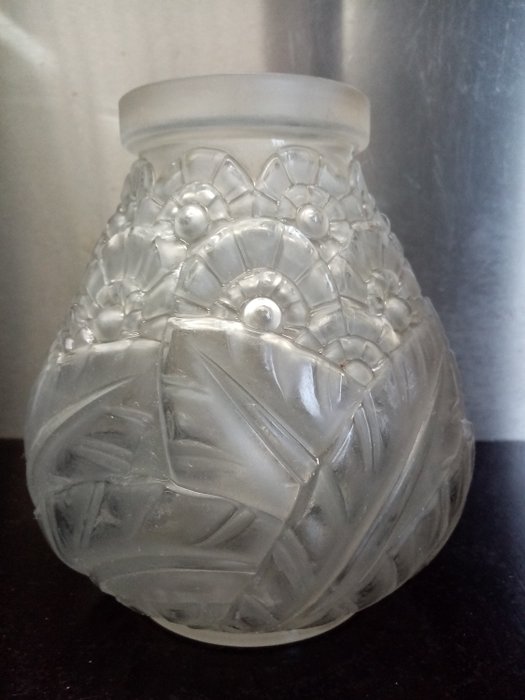 Lorrain Nancy Daum - Fehér szatén üvegből csiszolt Art Deco tartóoszlop alakú váza