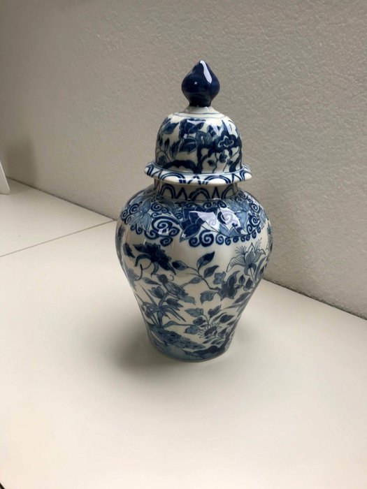 Tichelaar Makkum - Vase med lokk dekorert med fugler av paradis og blomster - delftblått - Steingods