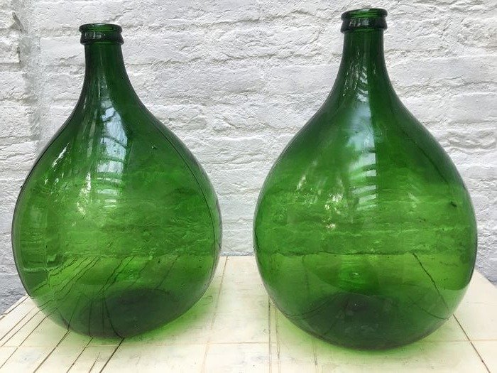 Antieke Dame Jeanne's - Kaksi suurta vihreää lasista hiivapulloa, koristeellinen - Lasi