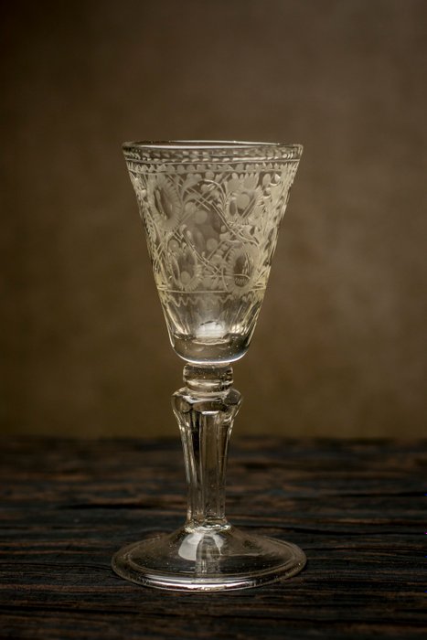 Beautifully engraved wine glass with Silesian stem circa 1730 (1) - William IV - Soda Glass