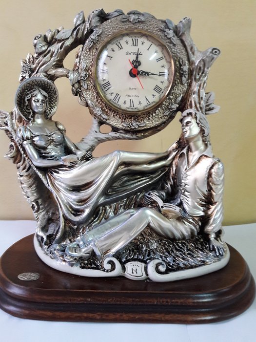 Del vecchio - Capodimonte - Capodimonten monivärinen veistos, jossa työskentelevä kello ja nuori pari - Art Deco - Hopealaminaatit