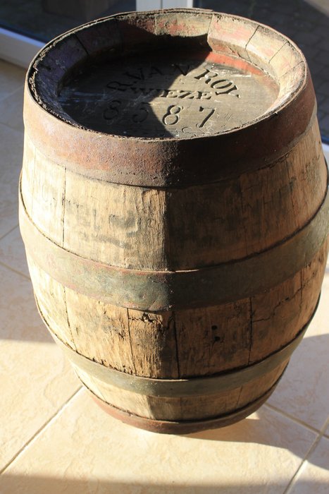 Wieze - Oude houten bierton of biervat.  (1) - Hout, IJzer (gegoten/gesmeed)