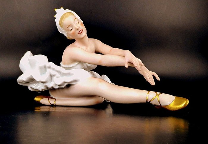 Capodimonte - "Klassisk ballerina" med gulddekorationer, nummereret 1690 / II med F.M (1) - Porcelæn