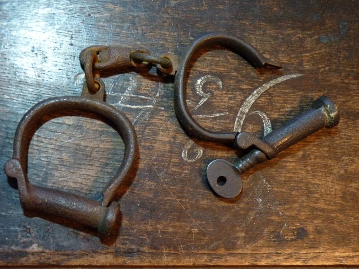  Antique Hiatt Best Victorian iron handcuffs - Victorian - Iron (wrought) - Circa 1840