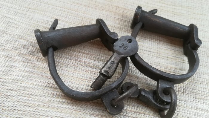 Esposas viejas en hierro forjado numerado y totalmente funcionales. (1) - Hierro (fundido/forjado) - Finales del siglo XIX