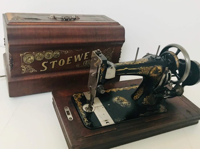 Stoewer - Naaimachine met houten kap, 1920s - Hout, IJzer (gegoten/gesmeed)