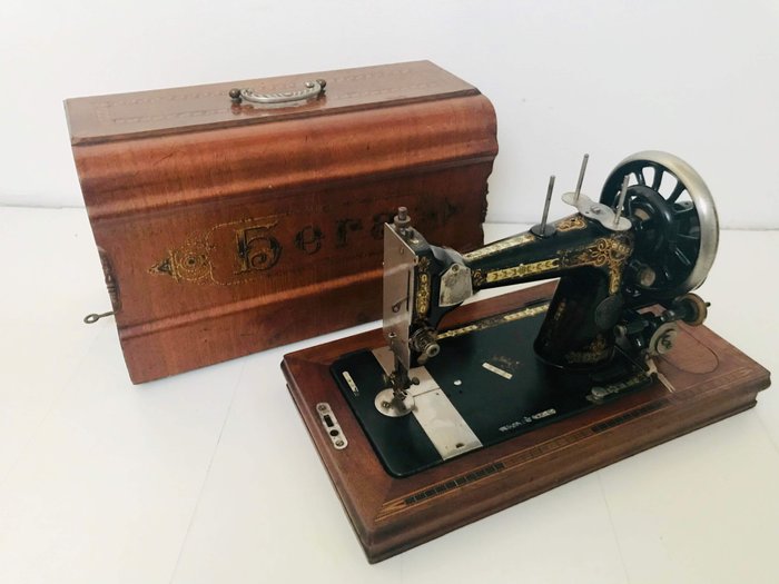 Gustav Winselmann - Máquina de coser con capucha de madera, años 20 - Hierro (fundido/forjado), Madera