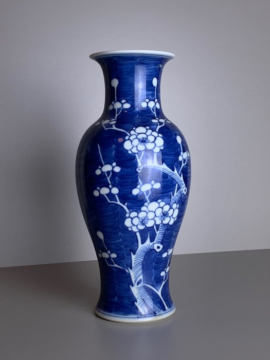 Kinesisk omvendt malet Prunus-vase - Blåt dobbeltcirkelmærke - Porcelæn - Kina - Republikperiode (1912-1949)