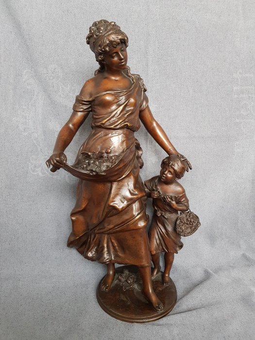 Hippolyte François Moreau (1832-1927) - Skulptur, Ung kvinne og barn - 63 cm - Råsink - Sent på 1800-tallet