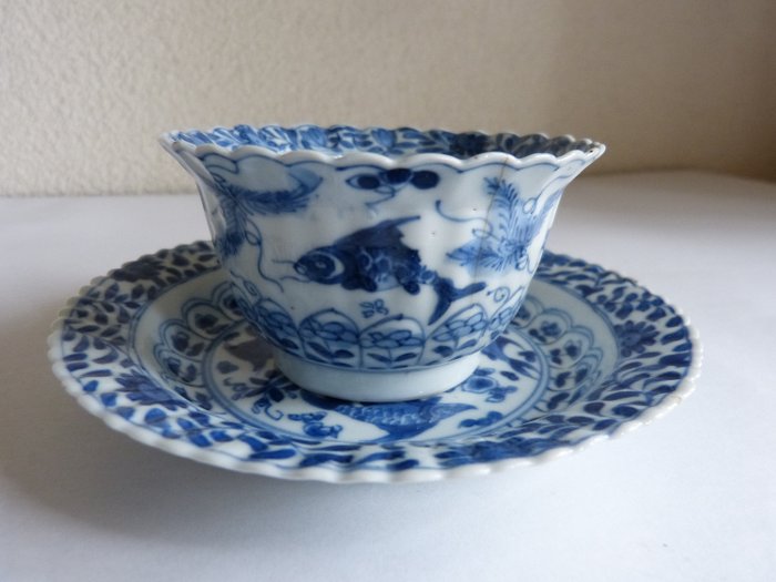 tazza da tè e piattino - Blu e bianco - Porcellana - Pesce - Cina - Kangxi (1662-1722)