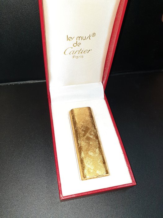 Cartier - Aansteker - CARTIER Vintage gasaansteker in geborsteld goud verguld met gekruiste applicaties van 1